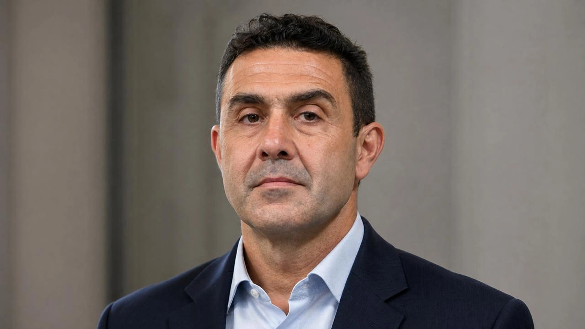 Roberto Vannacci, primo piano, sguardo serio in camera.
