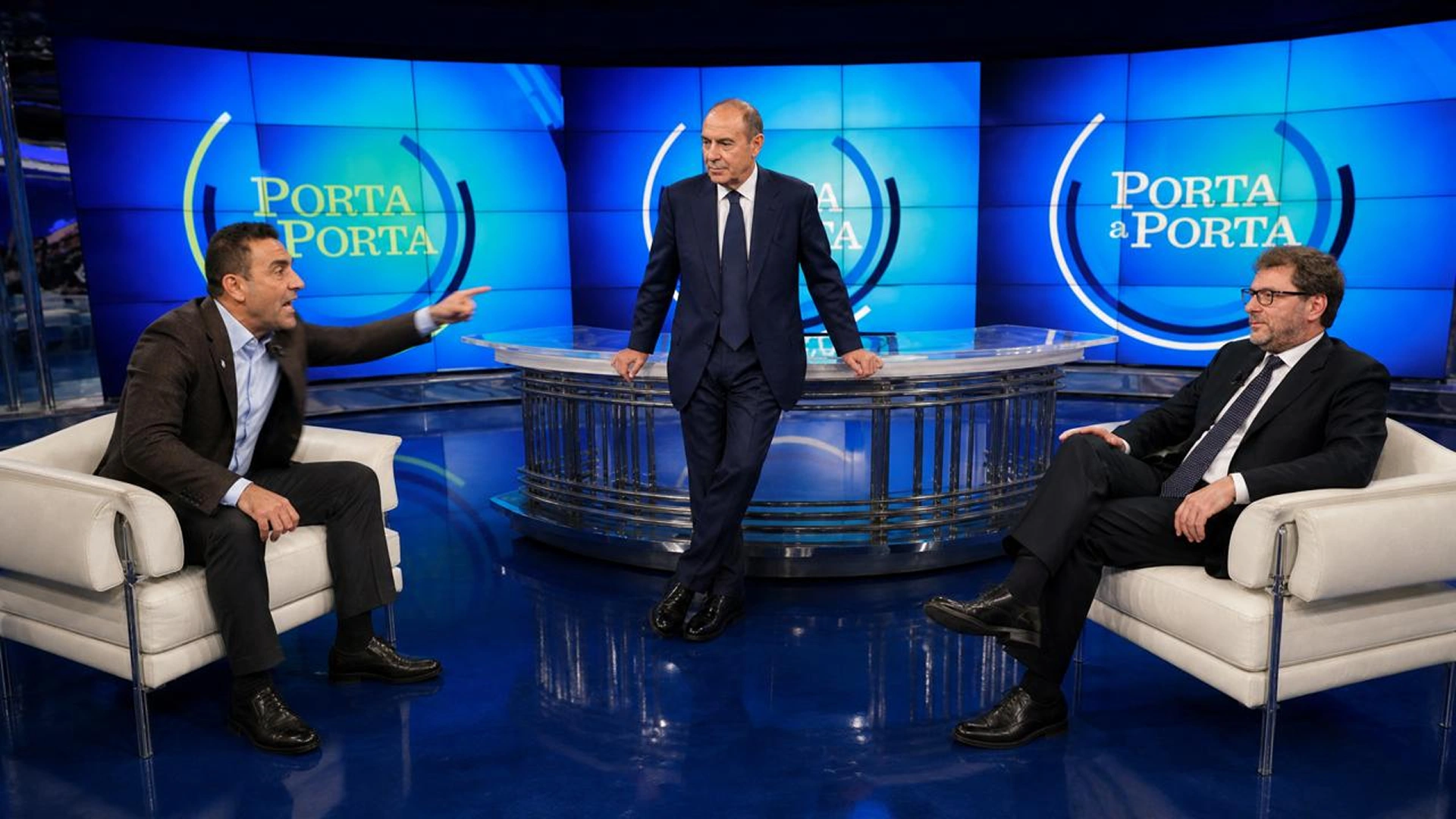 Vannacci in studio a Porta a Porta, sporto in avanti, dito puntato verso Giorgetti.