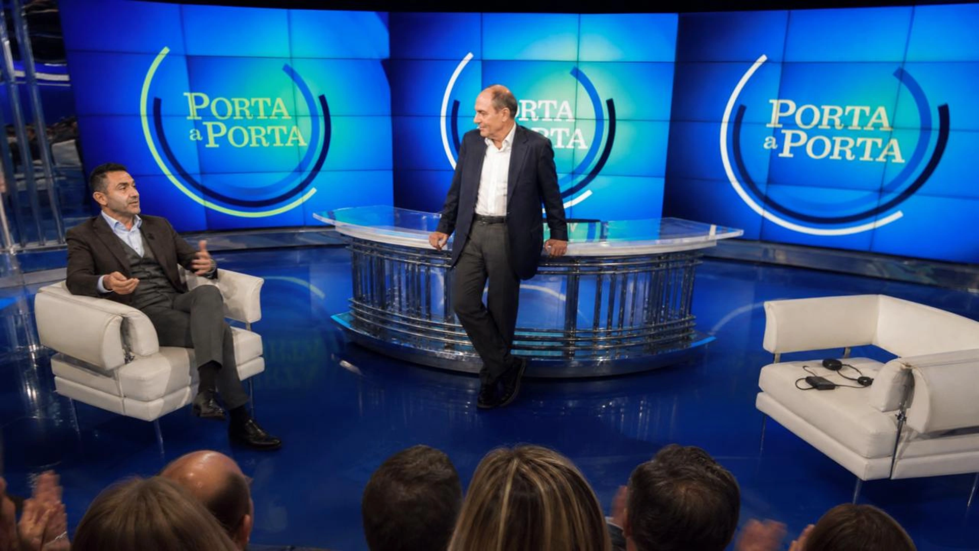 Vannacci solo in studio, sedia vuota di Giorgetti, pubblico applaude.